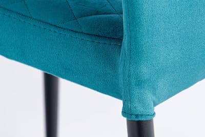 Den Velourstoff gibt es in grün, gelb, rosa, bordeaux und petrol blau