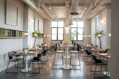 Unsere Medina Kufenstühle werden gerne für Cafes gewählt