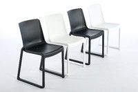 Der Stuhl ist in Weiß oder in Schwarz erhältlich