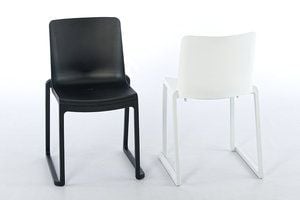 Der Kunststoffstuhl überzeugt mit einem eleganten Formenbild