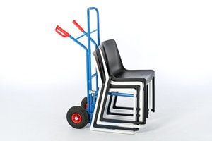 Mittels Transportkarre lassen sich die Stühle einfach befördern