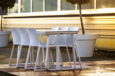 Die Kunststoffstühle Melbourne sind für Außenbereiche bestens geeignet
