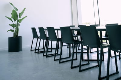 Die stapelbaren Kunststoffstühle Melbourne sind robust und zeitlos