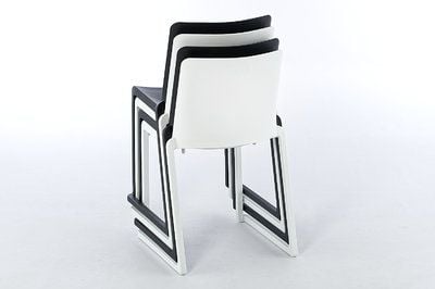 Gestapelt stehen die Stühle zuverlässig und kippsicher übereinander