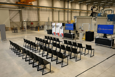 Unsere Melbourne Stapelstühle können schnell und einfach gestellt werden