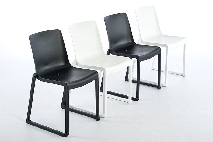 Der Stuhl ist in Weiß oder in Schwarz erhältlich