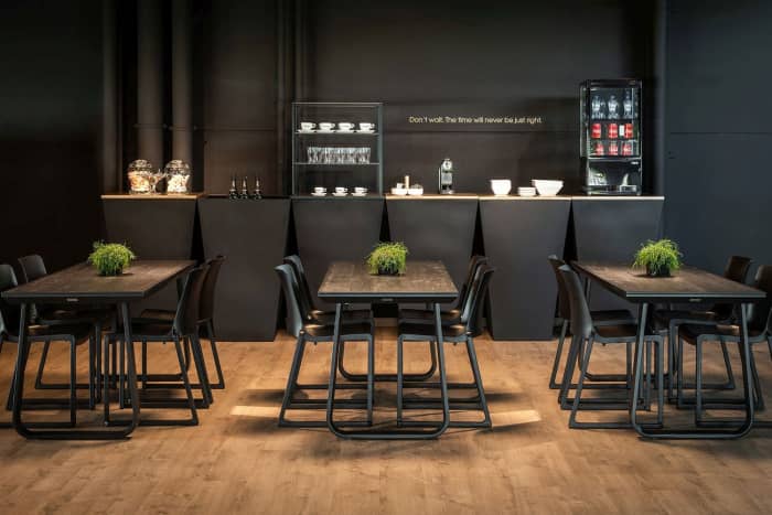 Die Melbourne Stühle geben ein elegantes Bild