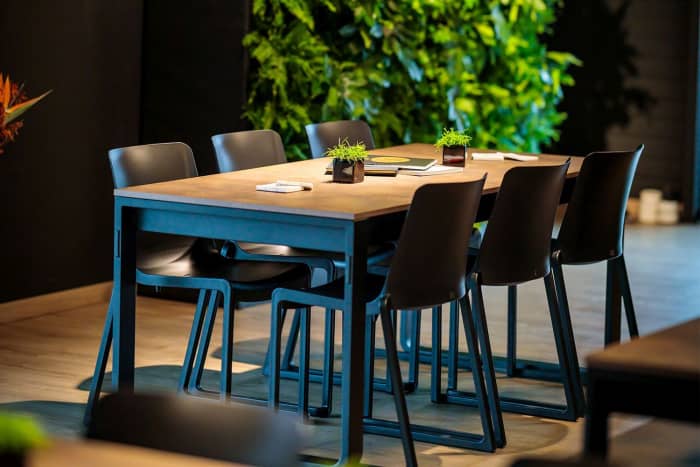 Unsere Kunststoffstühle Melbourne passen in jeden Ambiente