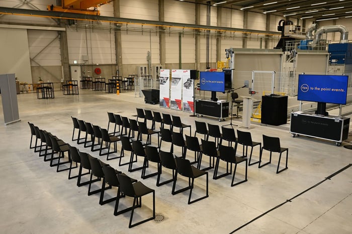 Unsere Melbourne Stapelstühle können schnell und einfach gestellt werden