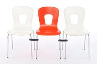 Mit seperat erhältlichen Stuhlverbindern können feste Stuhlreihen gestellt werden