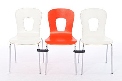 Mit seperat erhältlichen Stuhlverbindern können feste Stuhlreihen gestellt werden