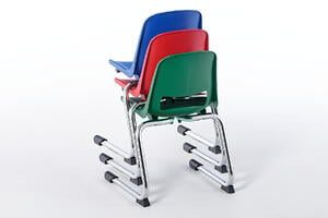 Die Freischwinger können zu drei Stühlen übereinander gestellt werden