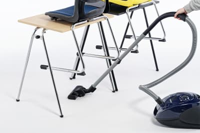 Praktische Auftsellung der Stühle für die Bodenreinigung