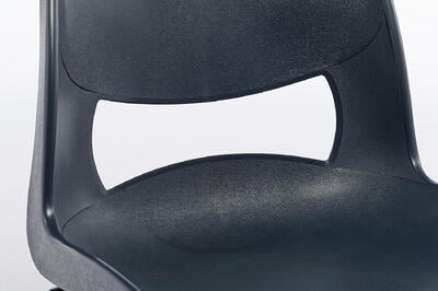 Durch die offene Rückenlehne kann der Mila FS einfach getragen werden