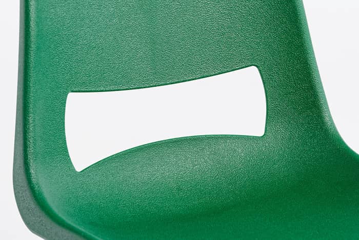 Die offen gestaltete Rückenlehne ist optisch ansprechend