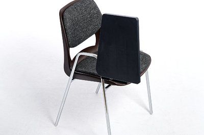 Die Ablagefläche ist auch nach oben hochklappbar