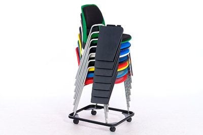 Zusätzliche Stühle können schnell mit dem Transportrahmen herbeigefahren werden
