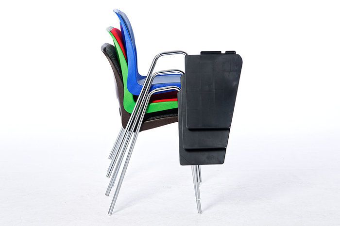 Die Ablagetischchen können beim Stapeln am Stuhl verbleiben