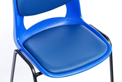Die Polster sind sorgfältig auf die Schale aufgebracht
