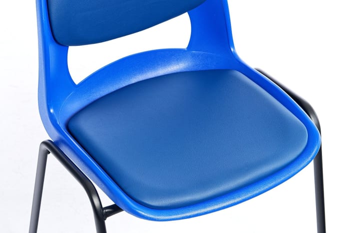 Die Polster sind sorgfältig auf die Schale aufgebracht
