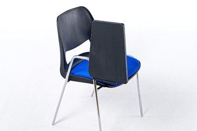 Hochgeklappt beansprucht die Ablagefläche kaum Platz