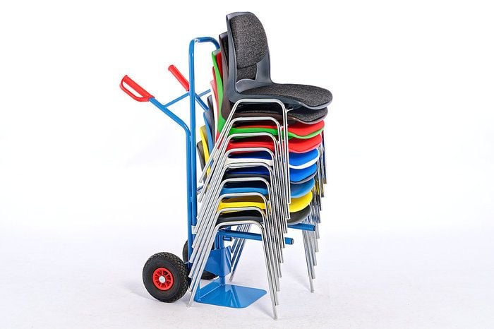 Eine Stuhlkarre ermöglicht Stuhltransport ohne Kraftaufwand