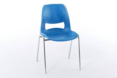 Der Schalenstuhl Mila zeichnet sich durch seine luftig konzipierte Sitzschale aus