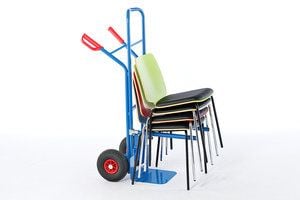 Mit der Stuhlkarre lassen sich die Stühle einfach transportieren Mit der Stuhlkarre lassen sich die Stühle einfach transportieren