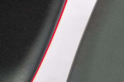 Das Sitzpolster des Stapelstuhls Monaco SP ist in schwarz oder grau erhältlich
