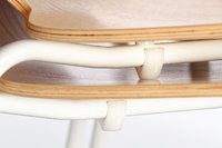 Die-Stapelschützer-unter-der-Sitzfläche-am-Gestell-schützen-die-Sitzfläche-des-unterliegenen-Stuhles