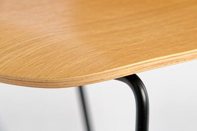 Die gebogene Sitzfläche ist leicht gewölbt