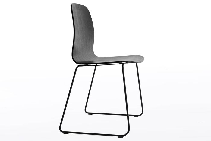 Das schmale Design des Kufenstuhl Montana sorgt für ein freundliches Erscheinungsbild