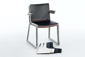 Die Multan AL ST können mit abgenommenen Schreibtablar gestapelt werden