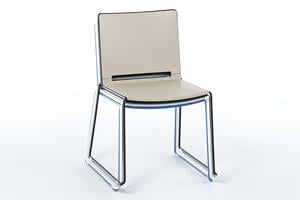 Die Multan Kunststoffstühle lassen sich gut stapeln