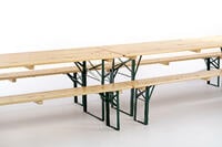 Mehrere Bänke und Tische können miteinander kombiniert werden