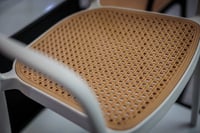 Die Sitzfläche des Stuhls Neapel ist bequem
