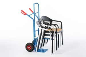 Mithilfe der Stuhltransportkarre können die Stühle verteilt werden