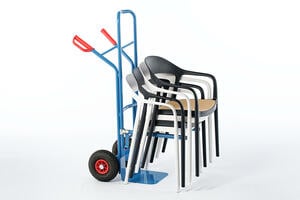 Mithilfe der Stuhltransportkarre können die Stühle verteilt werden Mithilfe der Stuhltransportkarre können die Stühle verteilt werden
