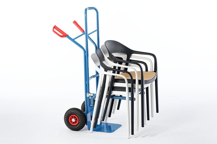 Mithilfe der Stuhltransportkarre können die Stühle verteilt werden
