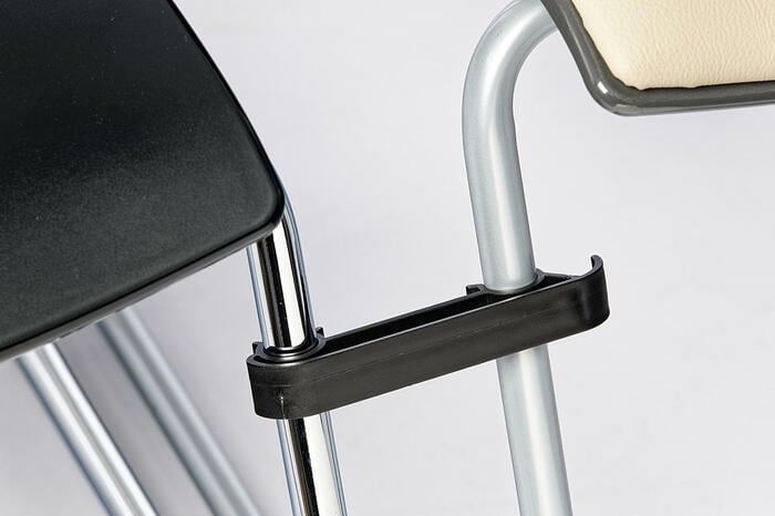Die Reihenverbinder halten die Stühle mit einem festen Abstand zueinander fest