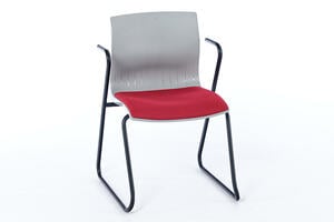 Die Rückenlehne und das Sitzpolster sind ergonomisch geformt und ermöglichen ein gutes Sitzgefühl