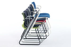 Viele Stühle können auf kleinem Platz zusammen gestellt werden