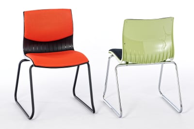 Gepolsterte Design Stapelstühle mit Kufengestell