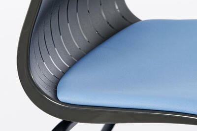 Die gebogene Rückenlehne hilft dem Stuhl dabei seine Ergonomie zu bilden