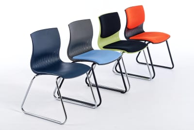 Gepolsterte Design Stapelstühle mit Kufengestell