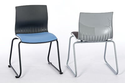 Verschiedene Farben des Stuhls können auf unserer Website konfigueriert werden