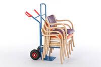 Mit der optional erhältlichen Stuhlkarre können die Stühle transportiert werden