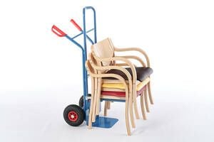 Die optional erhältliche Transportkarre erleicht den Stuhltransport