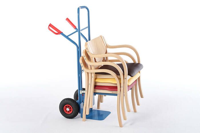Die optional erhältliche Transportkarre erleicht den Stuhltransport