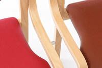 Mit Verbindern am Gestell können die Stühle als feste Stuhlreihen gestellt werden